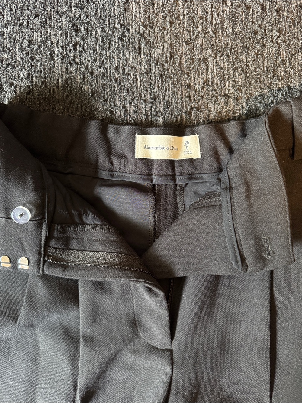 Abercrombie & Fitch Black High-Waist Pleated Women's Shorts - Picture 2 of 3